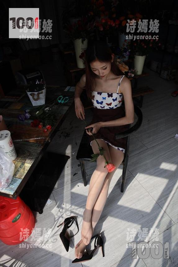 IESS异思趣向 - 名利姐揭秘：足模姐姐的灰丝魅力，作品集分享就等你来！