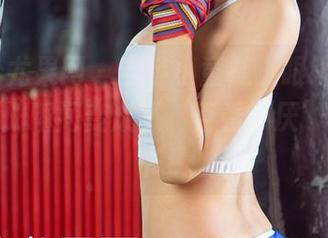 UGirls尤果网 – 当芊小童戴上眼镜，整个写真图册瞬间变成了‘百看不厌’的故事书！