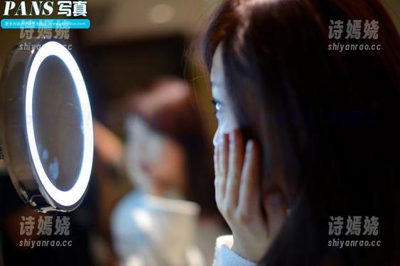 pans - 看！高清图包里的思思白裙，像是一缕清风，轻轻拂过你我的心。