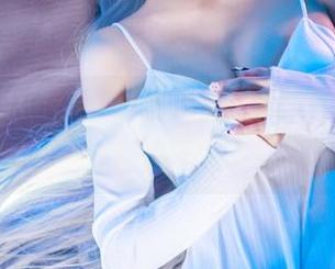 她是仙女月，也是我心里的女友，私房美图无处不在！