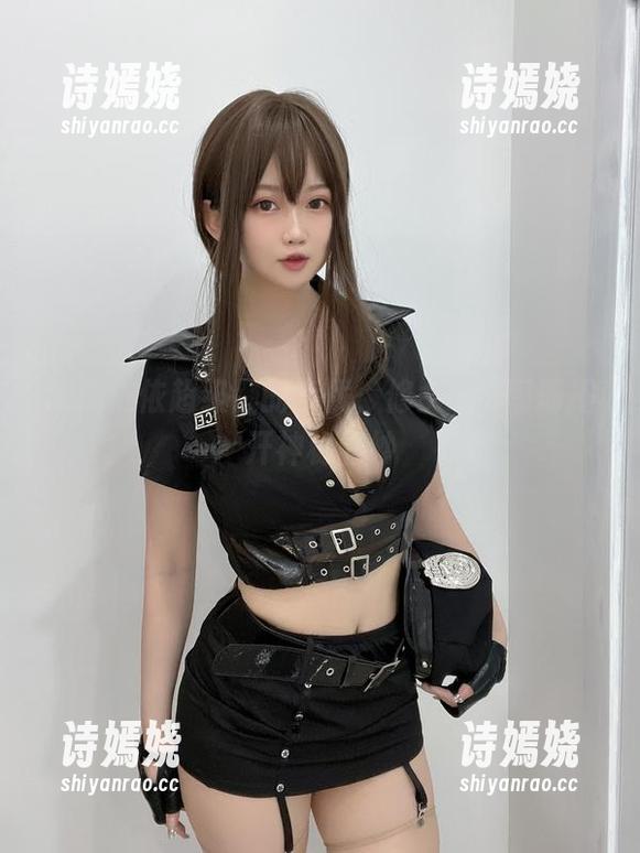 跟随依依超级懒的步伐，修女cos图册揭开神秘面纱