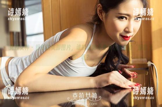 克拉女神 - 舒彤的美脚图片，谁能说她不是当之无愧的‘腿部天后’呢？