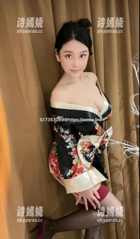 微密圈 - 奶雯的红色战衣全套写真：穿过云层，直击你的心！