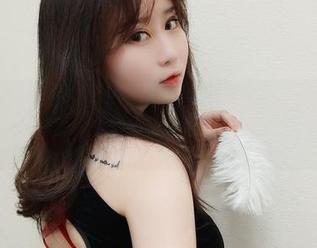 是依酱吖：体操服也能玩出花样，精选写真太有趣了