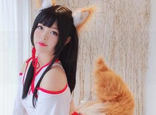 COS界的杏子夫人，学姐校服自拍还不快去下载？