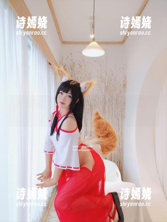 COS界的杏子夫人，学姐校服自拍还不快去下载？