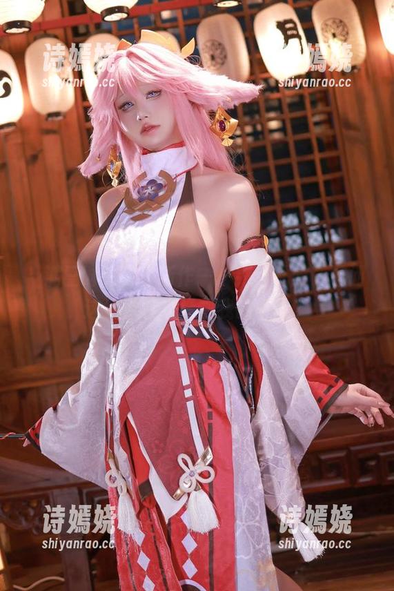 桜满三时的写真新作——约尔礼服，敢问这礼服能否拯救我的审美？