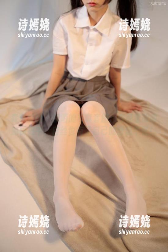 森萝财团 - 默陌的写真套图：在花里胡哨的民宿中，白丝也有了自己的塑造个性！