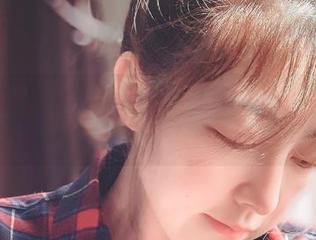 图片中樱晚gigi的沉醉：浴缸戏水，瞬间的恍惚