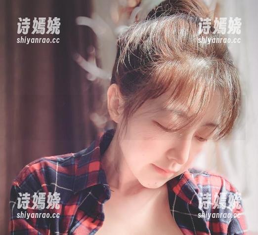 图片中樱晚gigi的沉醉：浴缸戏水，瞬间的恍惚