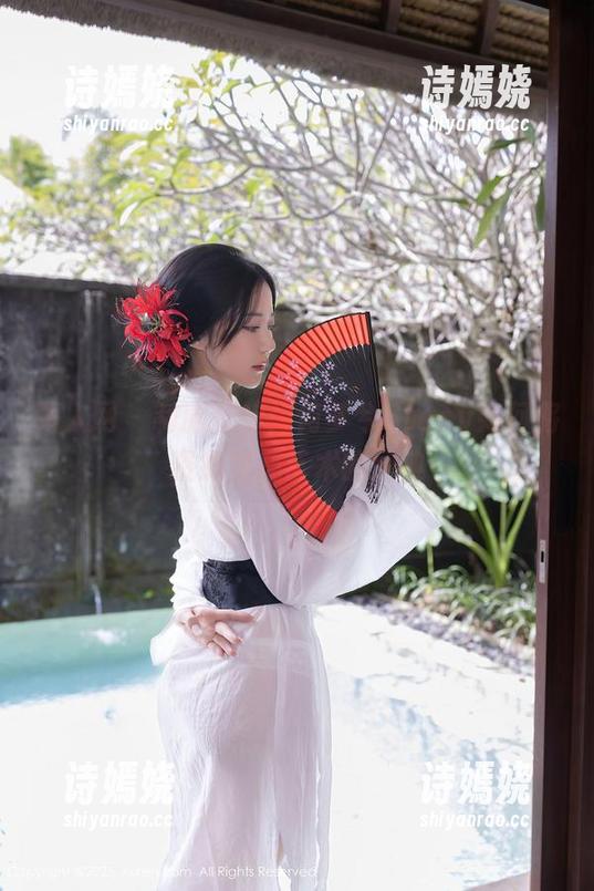 秀人网 - 制服反转：何梦兮Stacy如何将资源变成艺术的经典
