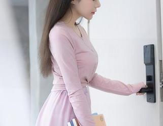 秀人网 – 在观看娜娜子呀的礼服时，我又陷入了沉思……