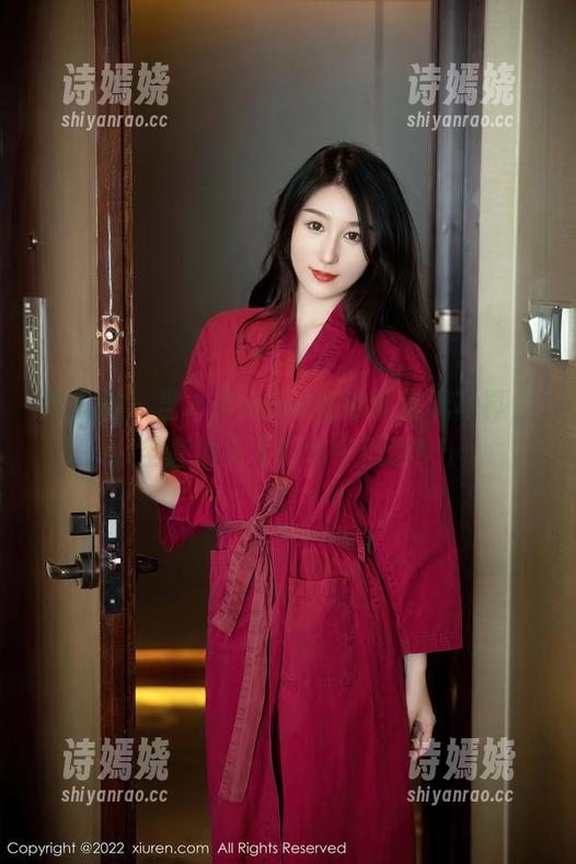 秀人网 - 当木子nana在泳池里玩写真，全套镜头下的水中低语！