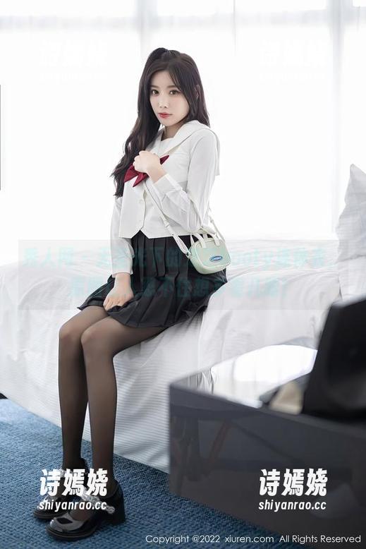 秀人网 - 无圣光下的芝芝booty连体衣，原图让人忍不住想多看几眼！