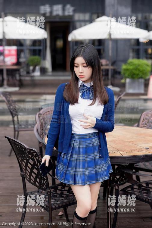 秀人网 - 在雨瞳Yoyo的居家作品集中打转：原图就是我躺在沙发上思考人生！