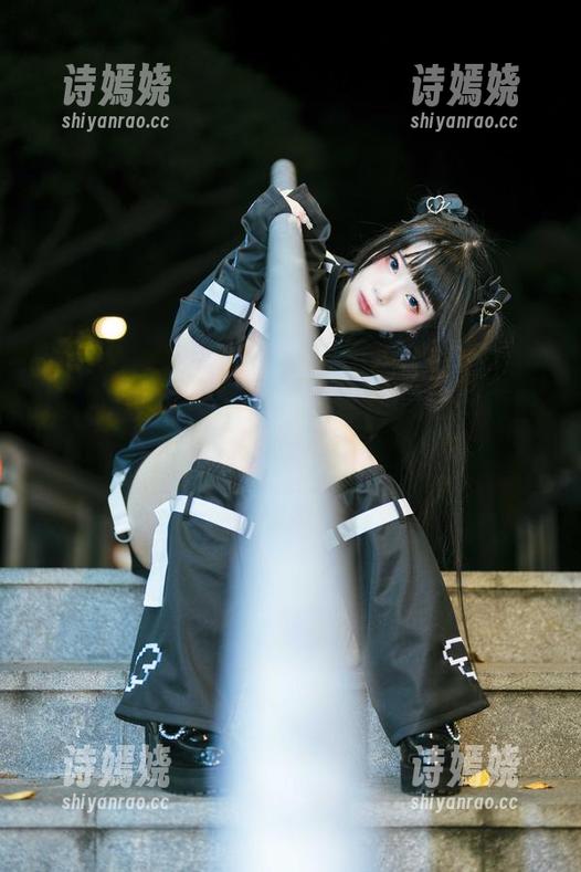 跟着落落Raku女仆一起，选一张写真壁纸，生活瞬间美好起来！