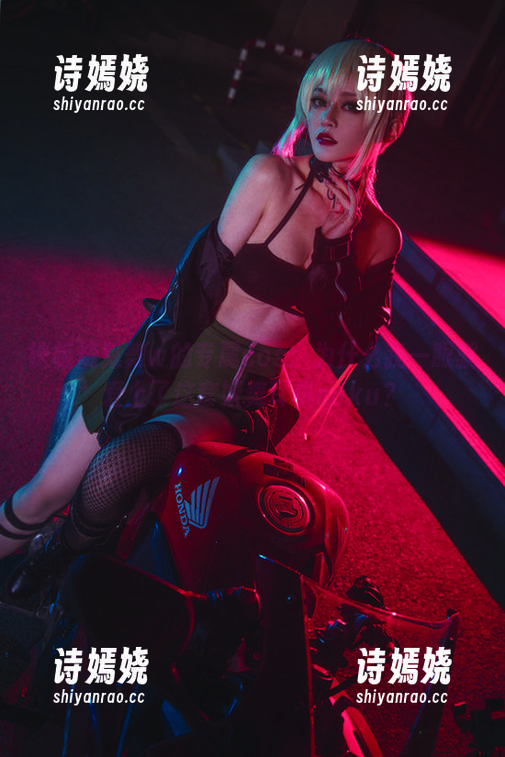 铁板烧鬼舞w的专属cos：为什么我一眼就爱上了这套妖舞耳机miku？