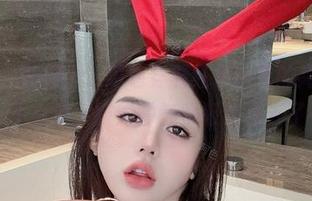 微密圈 – 在线上，阿色穿着红色内衣的高清经典，不小心又被她的气质吸引过去了…