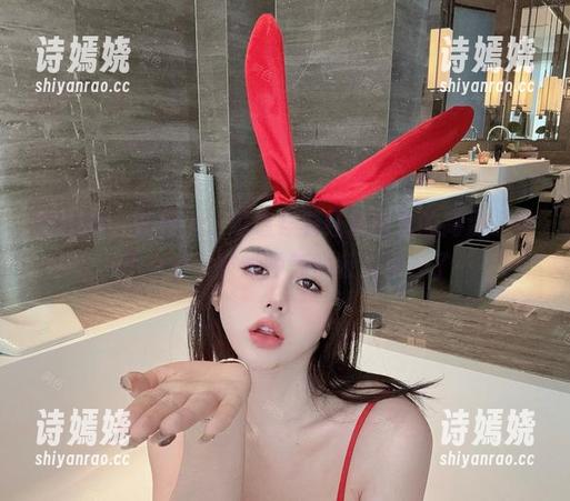 微密圈 - 在线上，阿色穿着红色内衣的高清经典，不小心又被她的气质吸引过去了…