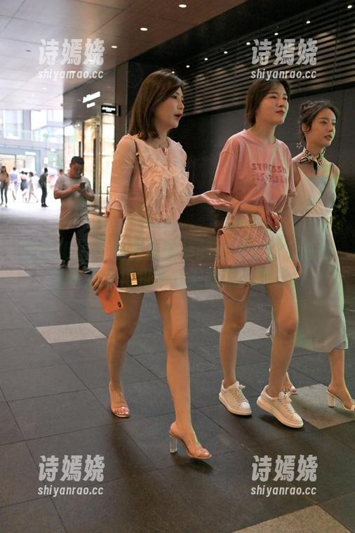 魔镜街拍 - 畅游在婷婷的世界：那条白色吊带连衣裙和黑丝美腿的高清图片
