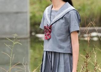 在魔镜街拍，观看这些黑色皮裤美女的瞬间，感觉就像进入了另一个次元！