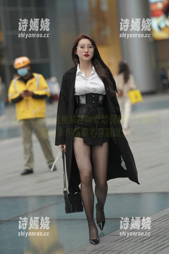 最新街拍开启姐妹花的奇妙旅程！《魔镜街拍》作品集不容错过。