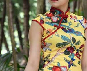 下载魔镜街拍的牛仔热裤美女写真，保证让你的设备瞬间变得‘火热’！