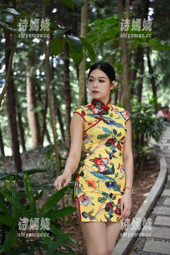 下载魔镜街拍的牛仔热裤美女写真，保证让你的设备瞬间变得‘火热’！