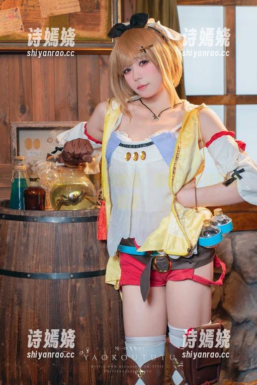 黏黏团子兔 翻阅黏黏团子兔的套图,剧情似乎在耳边低语